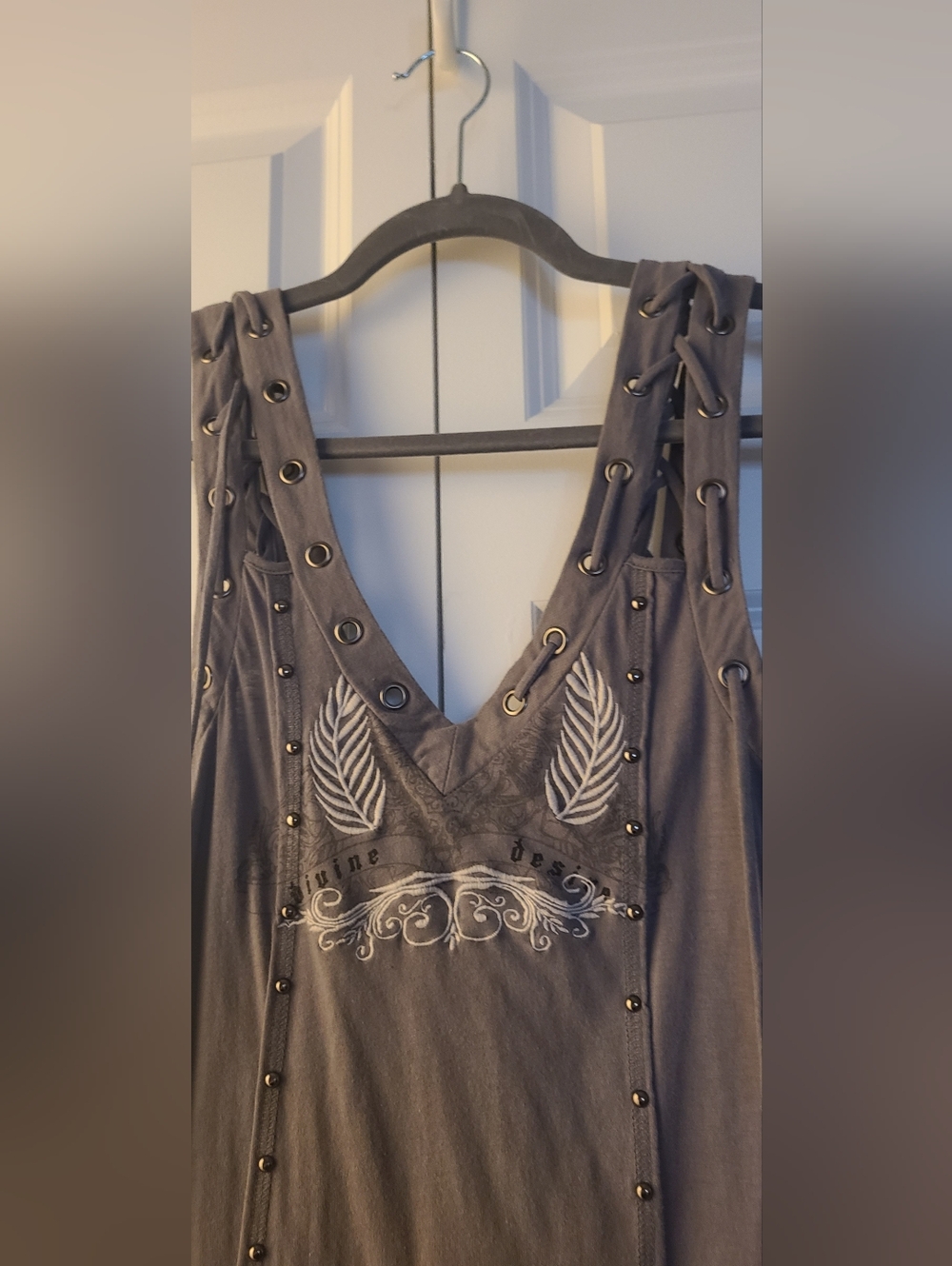 Teasure Rock Size Small Women's Gray Studded Graphic Tank Top - Picture 7 of 7